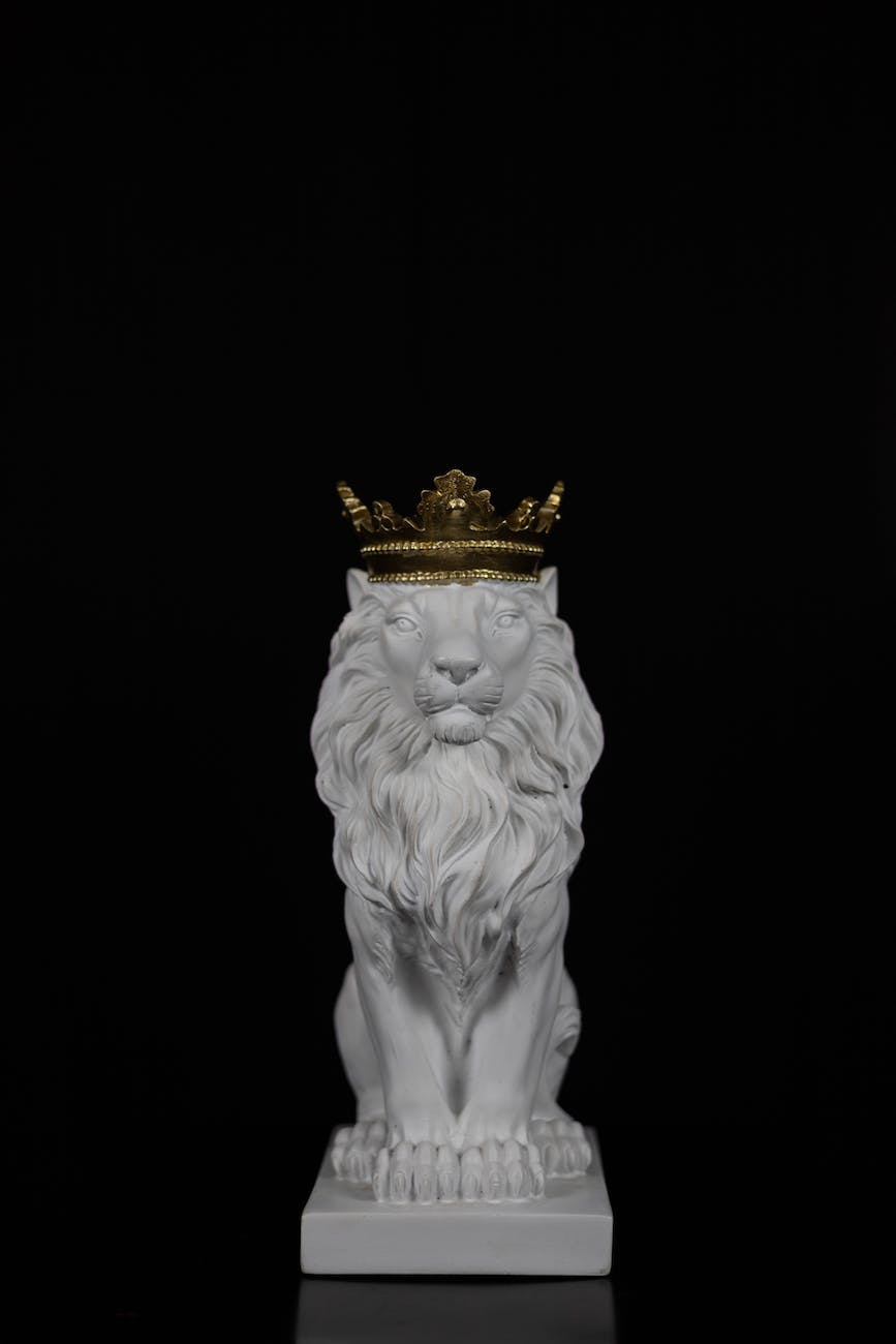 a sculpture of a lion with a crown